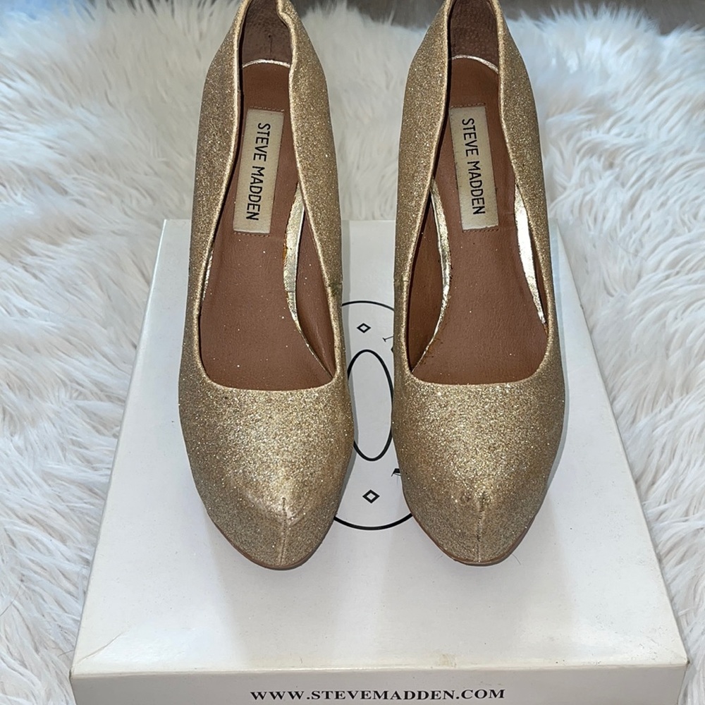 Steve Madden dejavu gold glitter pumps